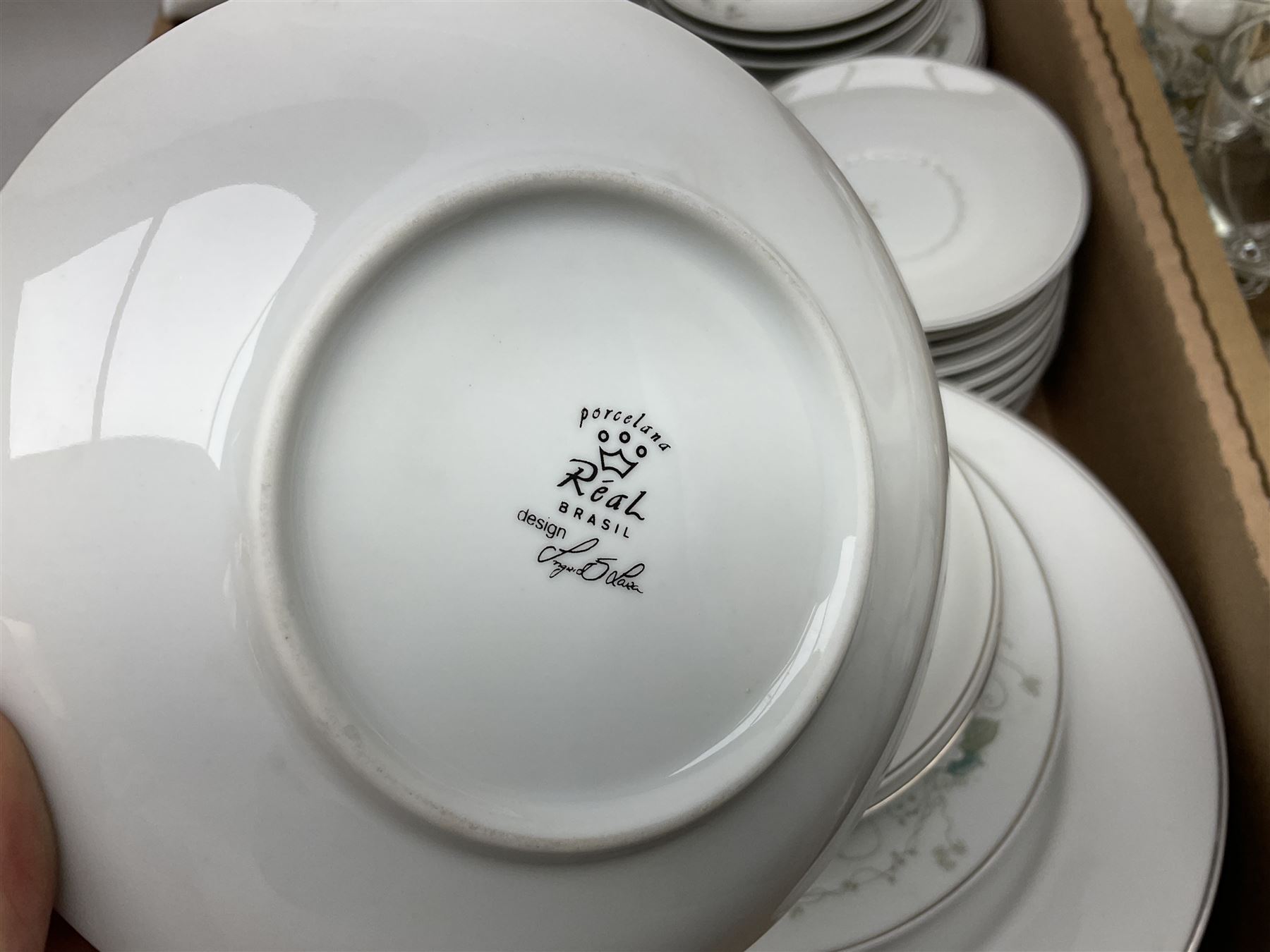 Large quantity of Porcelana Real Brasil White Blossom pattern tea and