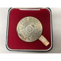 Queen Elizabeth II silver jubilee 1952 - 1977 sterling silver hallmarked medallion, cased