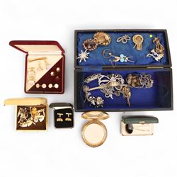 9ct gold twisted bar brooch, Victorian 9ct gold mourning brooch with higher carat gold overlay, gold plated ruby set brooch, silver brooches and a collection of costume brooches and cufflinks