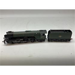 Hornby '00' gauge - Britannia Class 7MT 4-6-2 locomotive 'William Wordsworth' no. 70030, Patriot Class 7P 4-6-0 locomotive 'Bunsen' no. 45512 and Class A3 4-6-2 locomotive 'The White Knight' no. 60077, all DCC ready (3)