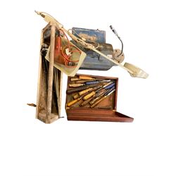 Collection of modern and vintage tools, including car polishers, saws, belt sander vice, metal detector workshop lamp, wooden tool case and other 