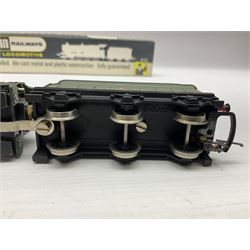 Wrenn '00' gauge - two Castle Class 4-6-0 locomotives - 'Clun Castle' No.7029 (number on buffer beam) in Great Western Green; and 'Cardiff Castle' No.4075 in BR Green; both boxed with instructions (2)