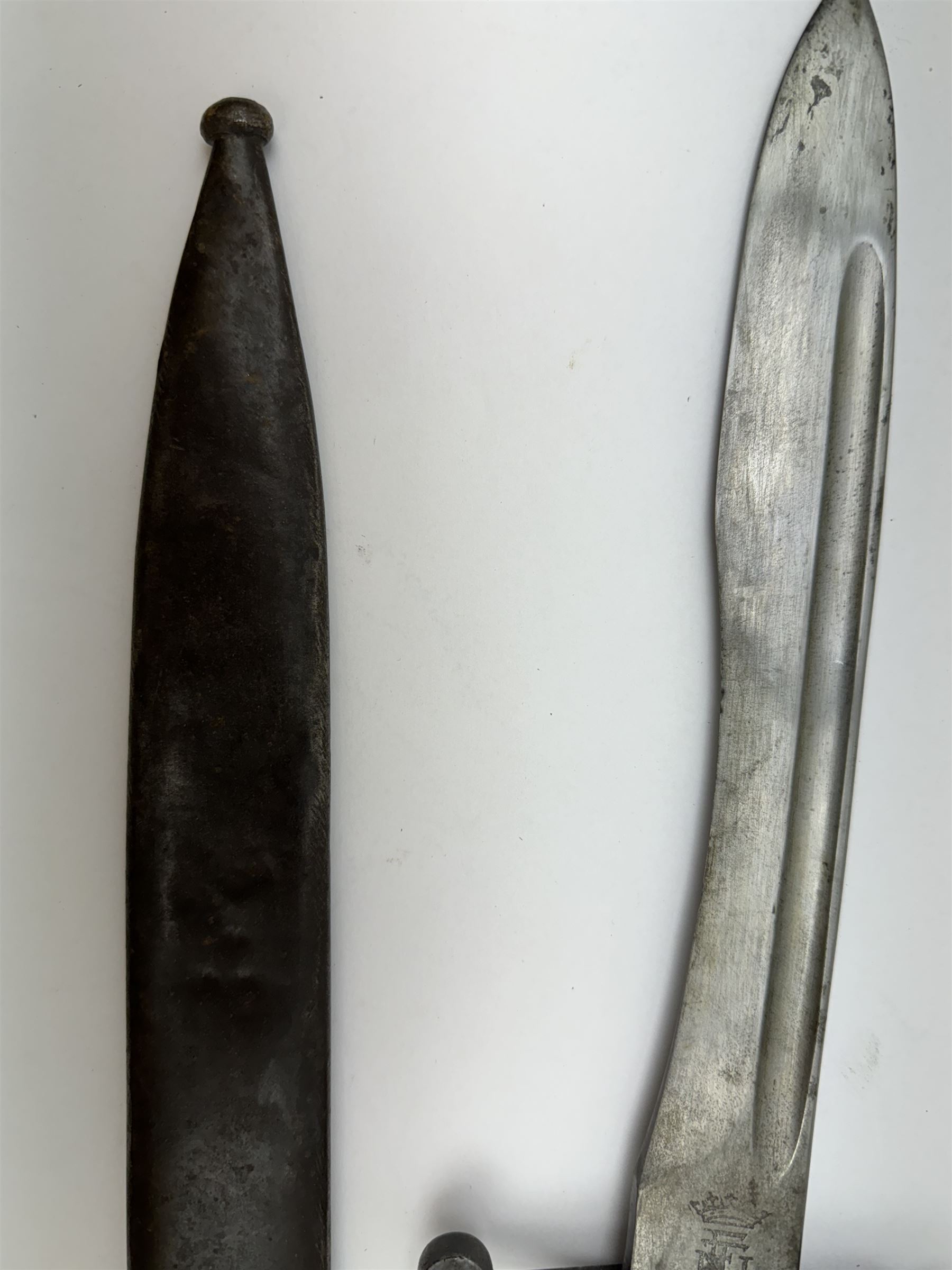 Spanish WWII Bolo bayonet with 25cm fullered steel blade, with makers mark, with checkered handle and steel scabbard, L40cm