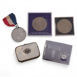 Mother of pear coin purse, together Royal Wedding commemorative coin etc  