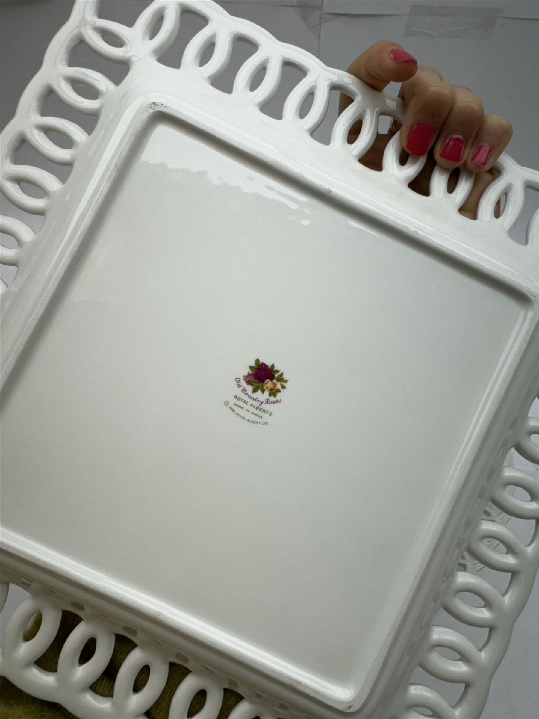 Royal Albert Old Country Roses pattern tea and dinner wares, including tiered cake stands, cake plate, napkin rings, egg cups, pierced serving platters, etc 