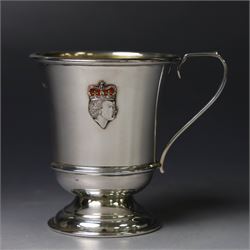 Silver Queen Elizabeth II Silver Jubilee mug, with silver and enamel profile of the Queen's head to one side, hallmarked W I Broadway & Co, Birmingham1977, H7.5cm, boxed