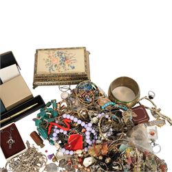 9ct gold jewellery, comprising pair of pearl pendant earrings, glass pendant earrings and four single earrings, silver jewellery including rings, bracelets, lockets etc and a collection of costume jewellery