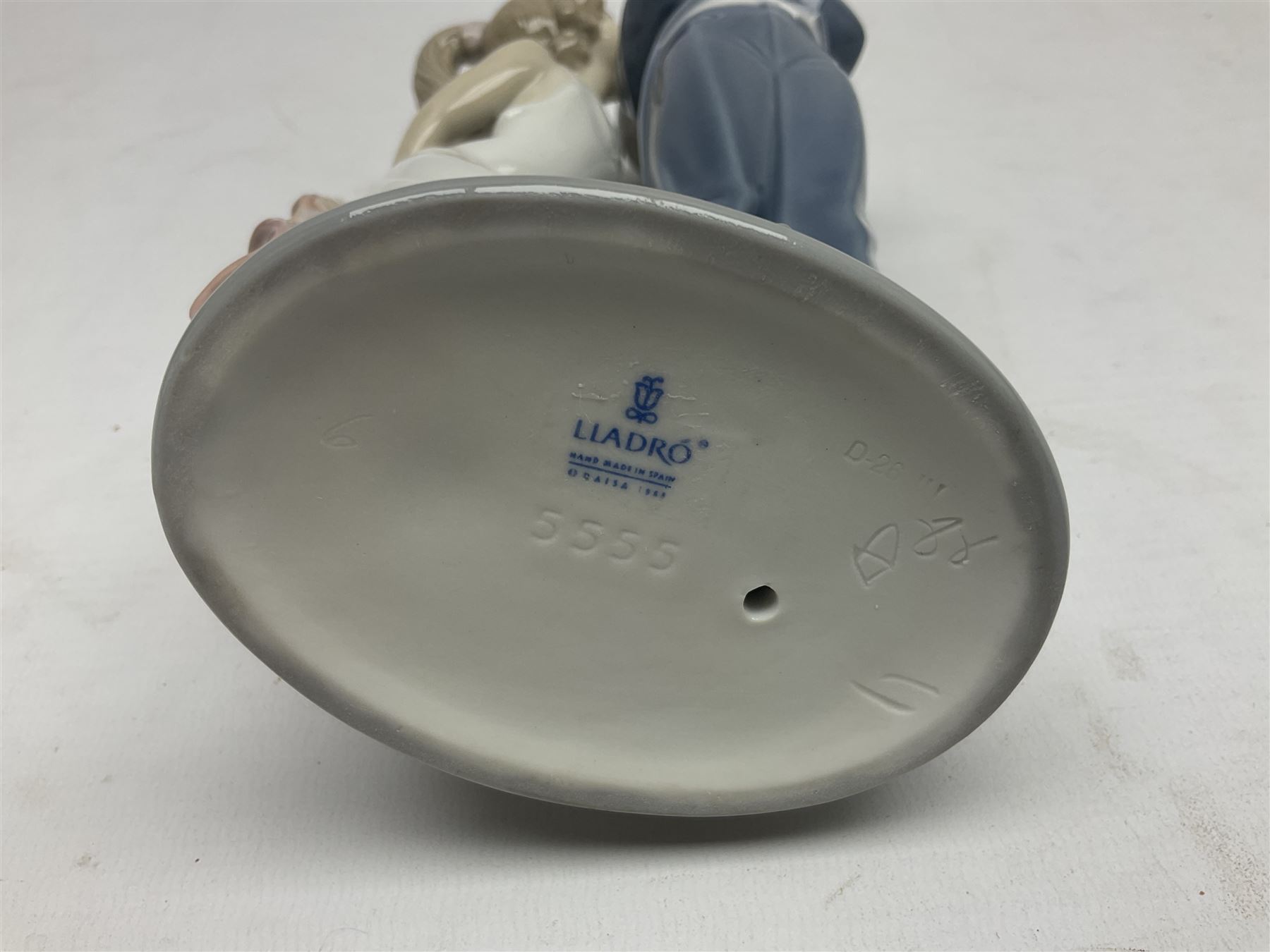 Two Lladro figures, comprising Now & Forever no 7642 and Kiss & Make Up no 5555, largest example H28cm