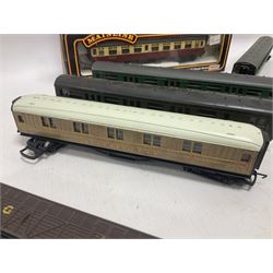 Various makers ‘00 gauge - fifteen carriages from various makers to include two boxed Mainline examples no.37112 in cream and crimson, further from Hornby and Tri-Ang etc (15)