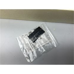 Hornby '00' gauge -Railroad Early BR Class 9F locomotive no. 92027, Class 2P 4-4-0 locomotive no. 40663 and Schools Class 4-4-0 locomotive 'Winchester' no. 30901, all DCC ready (3)