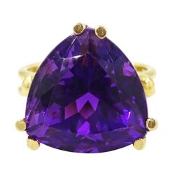 18ct gold amethyst ring, set with a single trilliant cut amethyst of approx 11.50 carat, t...