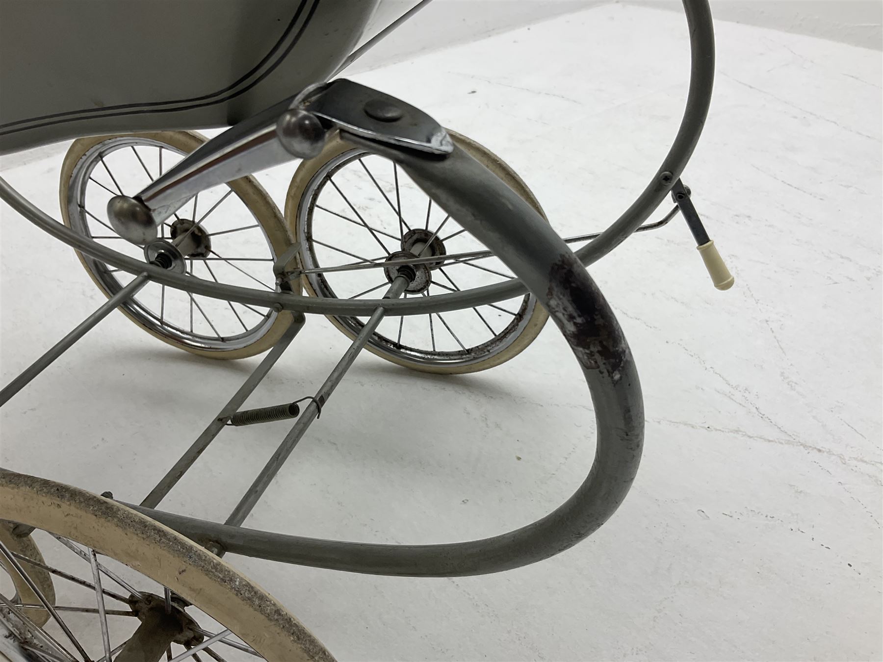 Silver Cross coach-built doll's pram with green fold-down hood and cover, sprung tubular frame, chrome and white handle, four spoked wheels with brake, mattress, pillow and bedding L97cm