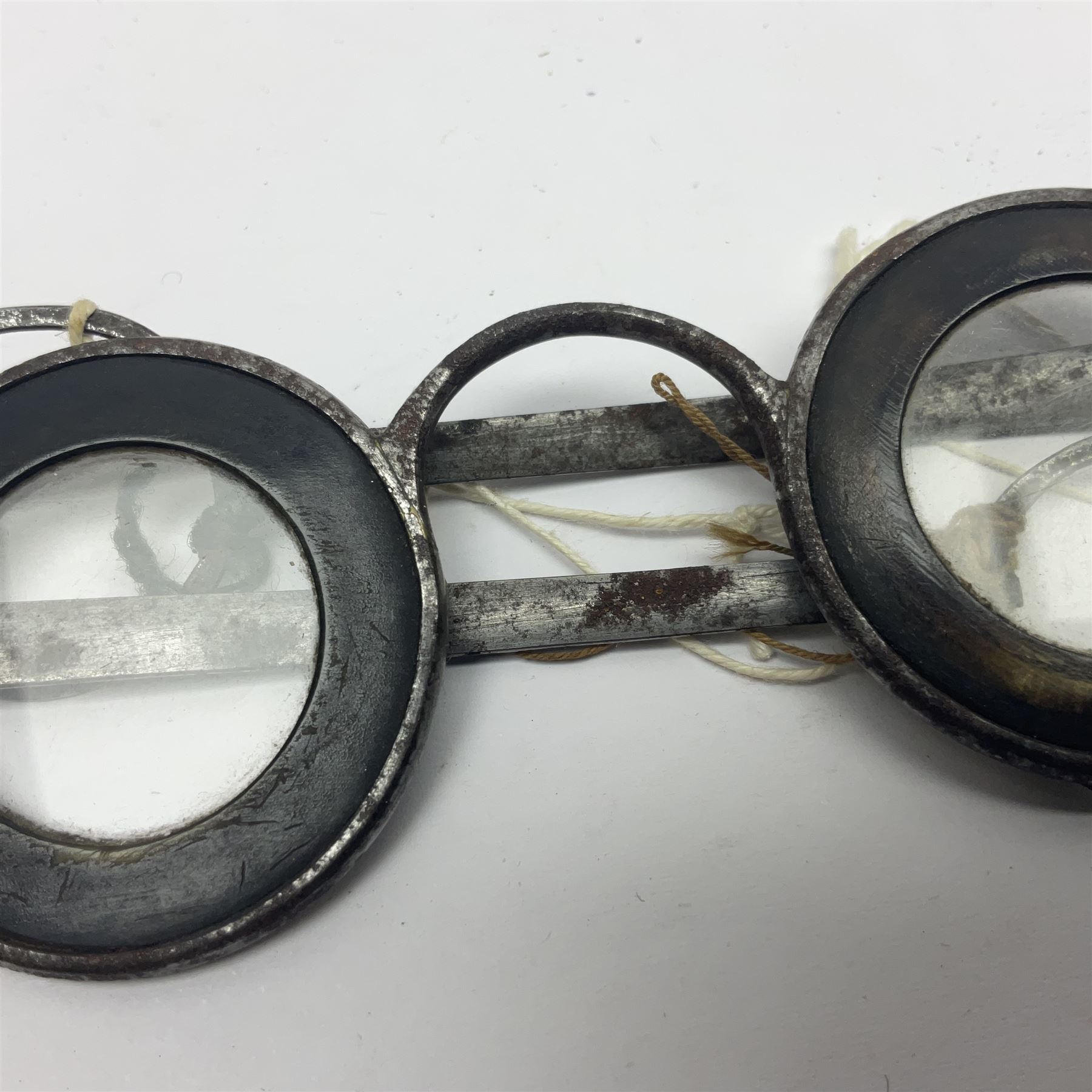 Pair of 18th century horn and steel rimmed spectacles, arm L10.5cm, rim D3.5cm