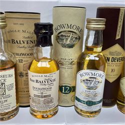 Collection of  miniature whisky to include Laphroaig 10 years old whisky, Glenlivet 12 years old whisky, Bowmore 17 year old, etc  