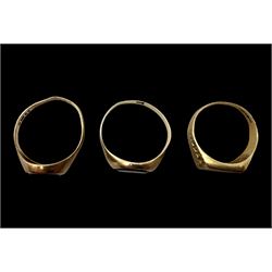 Three 9ct gold signet rings, including two onyx examples, all hallmarked 