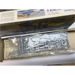 Ten plastic model kits of ships by Airfix, Revell, Dragon and Skywave, predominantly 1/600th scale including R.M.S. Titanic, HMS Invincible, two x HMS Ark Royal, HMS Fearless, HMS Hood, HMS Belfast, Bismarck etc; all boxed, most in factory sealed transparent packaging (10)