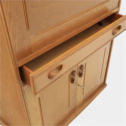 Mid-20th century elm and beech drinks cabinet with fall-front, with matching low bookcase

(Cabinet H 113cm, D 42cm, W 80cm)
(Bookcase H 87cm, D 35cm, W 137cm)