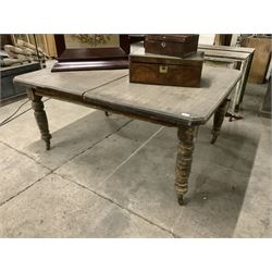 Edwardian walnut extending dining table, with winder - THIS LOT IS TO BE COLLECTED BY APPOINTMENT FROM THE OLD BUFFER DEPOT, MELBOURNE PLACE, SOWERBY, THIRSK, YO7 1QY