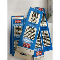 Collection of '00' gauge model railway accessories, including Peco Streamline and Insulfrog track, Metcalfe Platform kit, kit built model railway buildings and other accessories