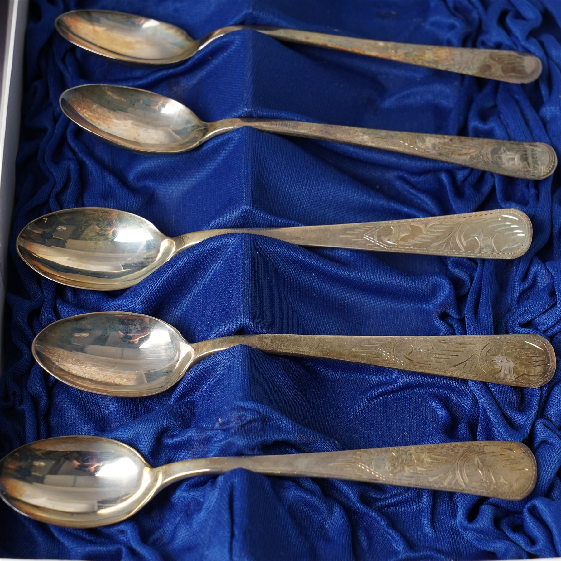 Set of six Thai sterling silver teaspoons, with engraved stems, silver bladed fish serving fork with mother of pearl handle London 1929, silver salt with matching mustard pot and five small spoons, preserve spoon etc