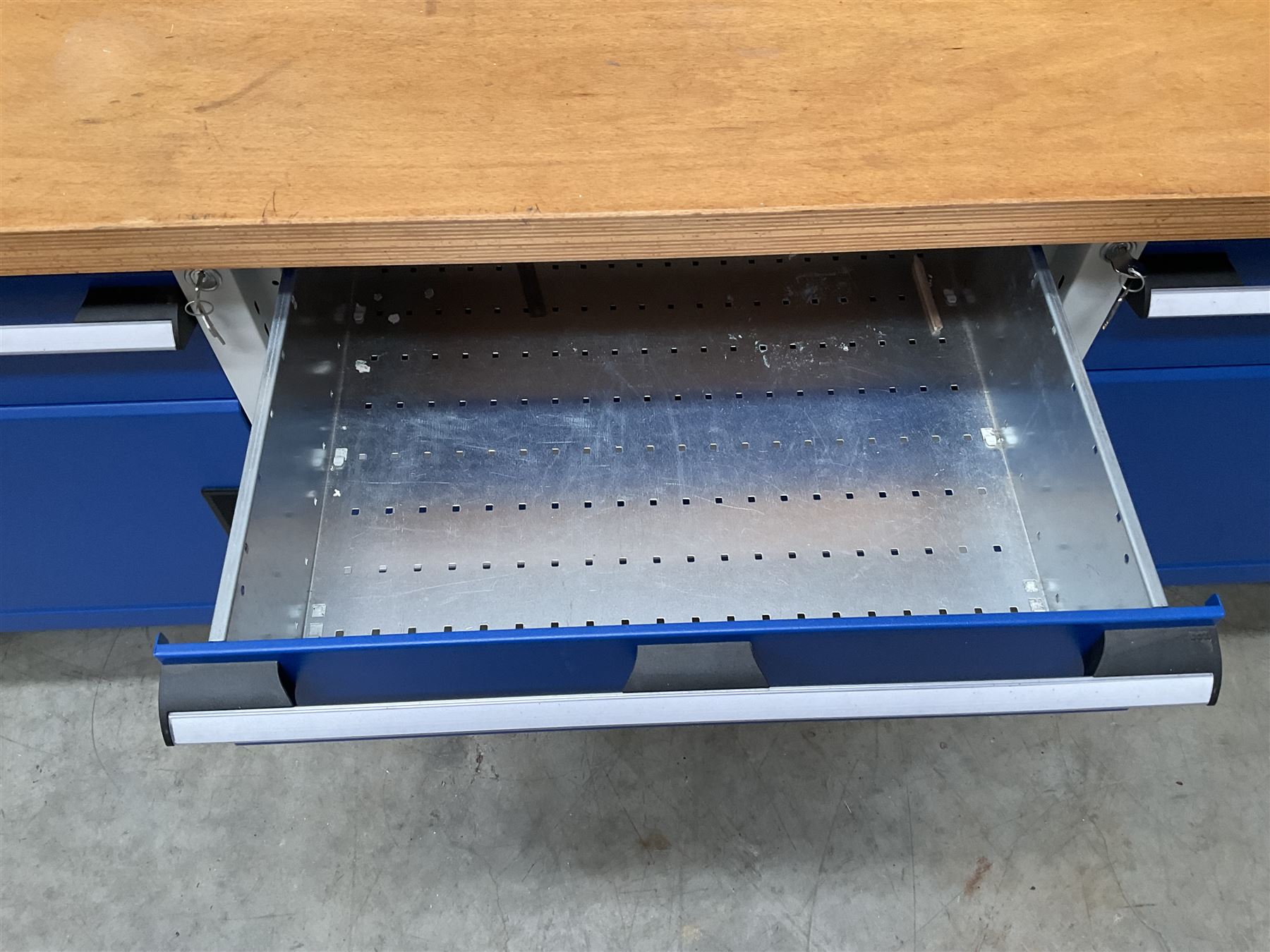 Bott cubio storage workbench, five drawers and two cupboards, single vice