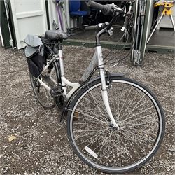 18” Apollo Elyse, 18 speed ladies bike, shimano gear shifters, back storage rack with storage bags - THIS LOT IS TO BE COLLECTED BY APPOINTMENT FROM DUGGLEBY STORAGE, GREAT HILL, EASTFIELD, SCARBOROUGH, YO11 3TX