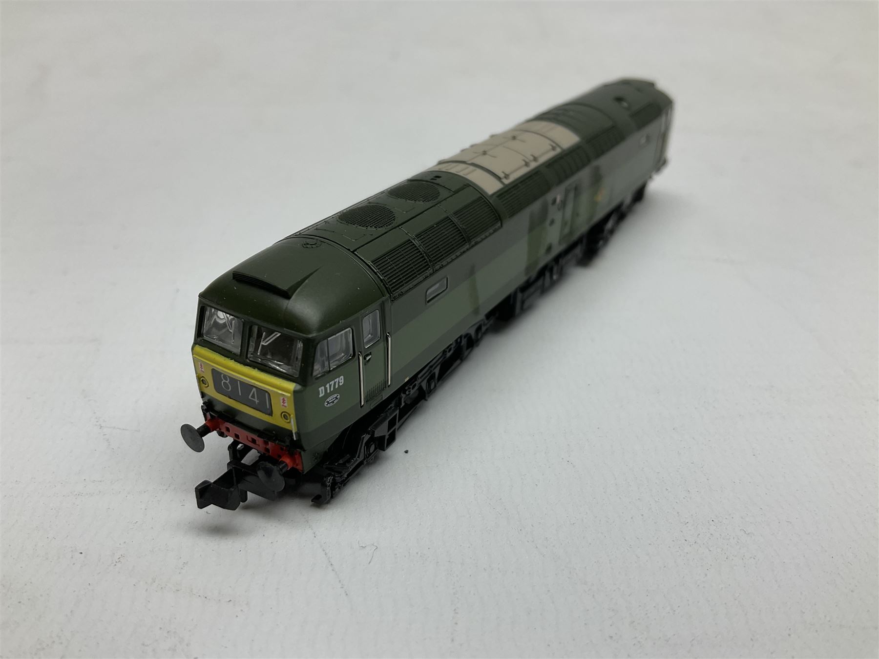 Graham Farish by Bachmann 'N' gauge - Class 47/0 locomotive no.D1779 and Class 55 Deltic locomotive no.D9007 (2)