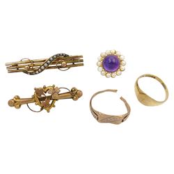 Collection of 9ct gold jewellery including two signet rings, shamrock brooch, amethyst and pearl brooch and split pearl brooch