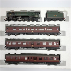 Hornby '00' gauge - Marks & Spencer Evening Star set with Class 9F 2-10-0 locomotive 'Evening Star' No.92220 and three coaches, boxed