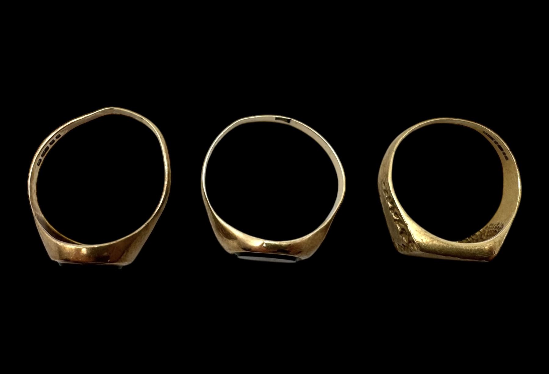 Three 9ct gold signet rings, including two onyx examples, all hallmarked 