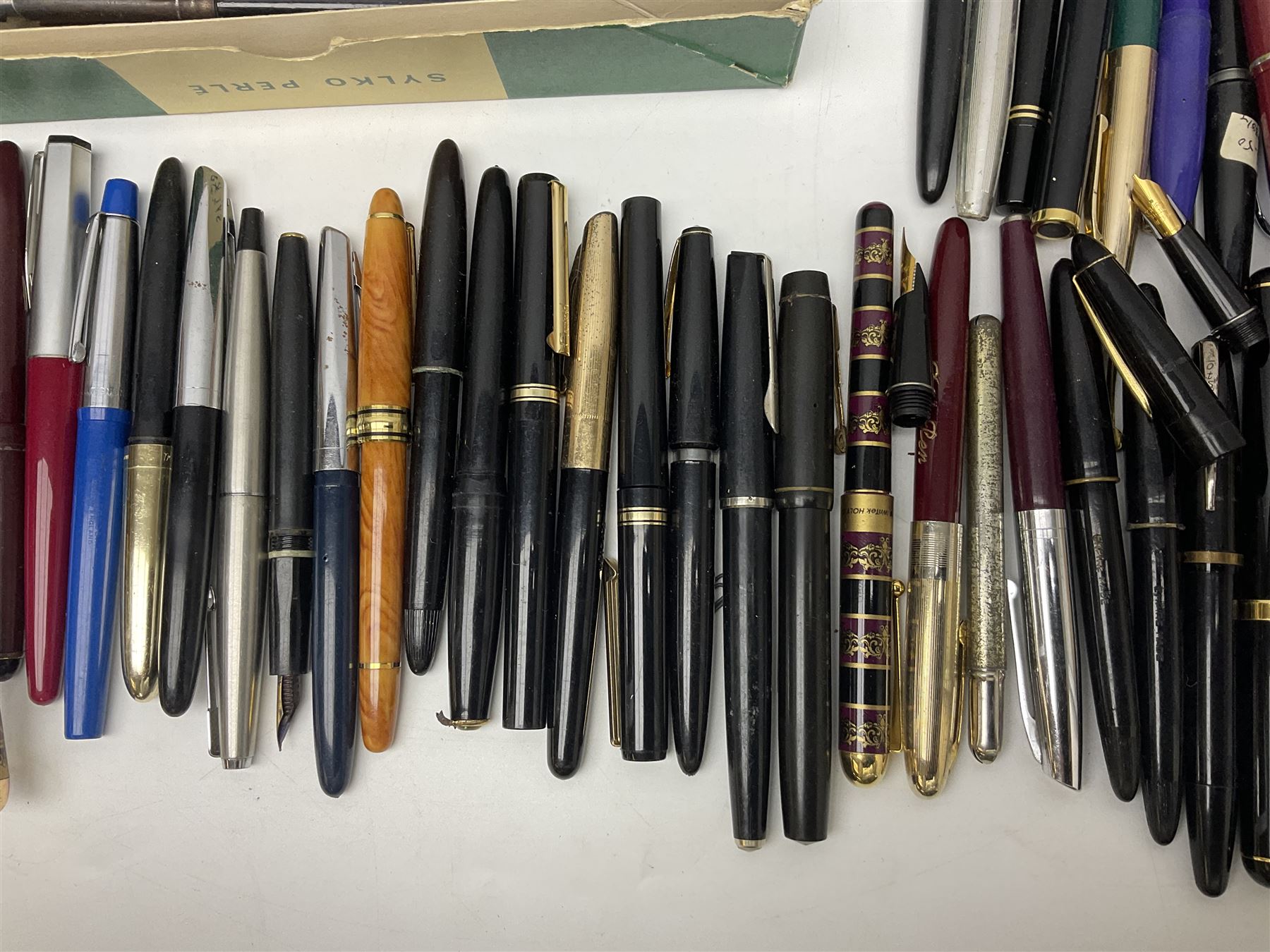 Large quantity of fountain and calligraphy pens, to include examples by Parker, Waterman, Platignum, Universal and Osmiroid, together with a selection of nibs