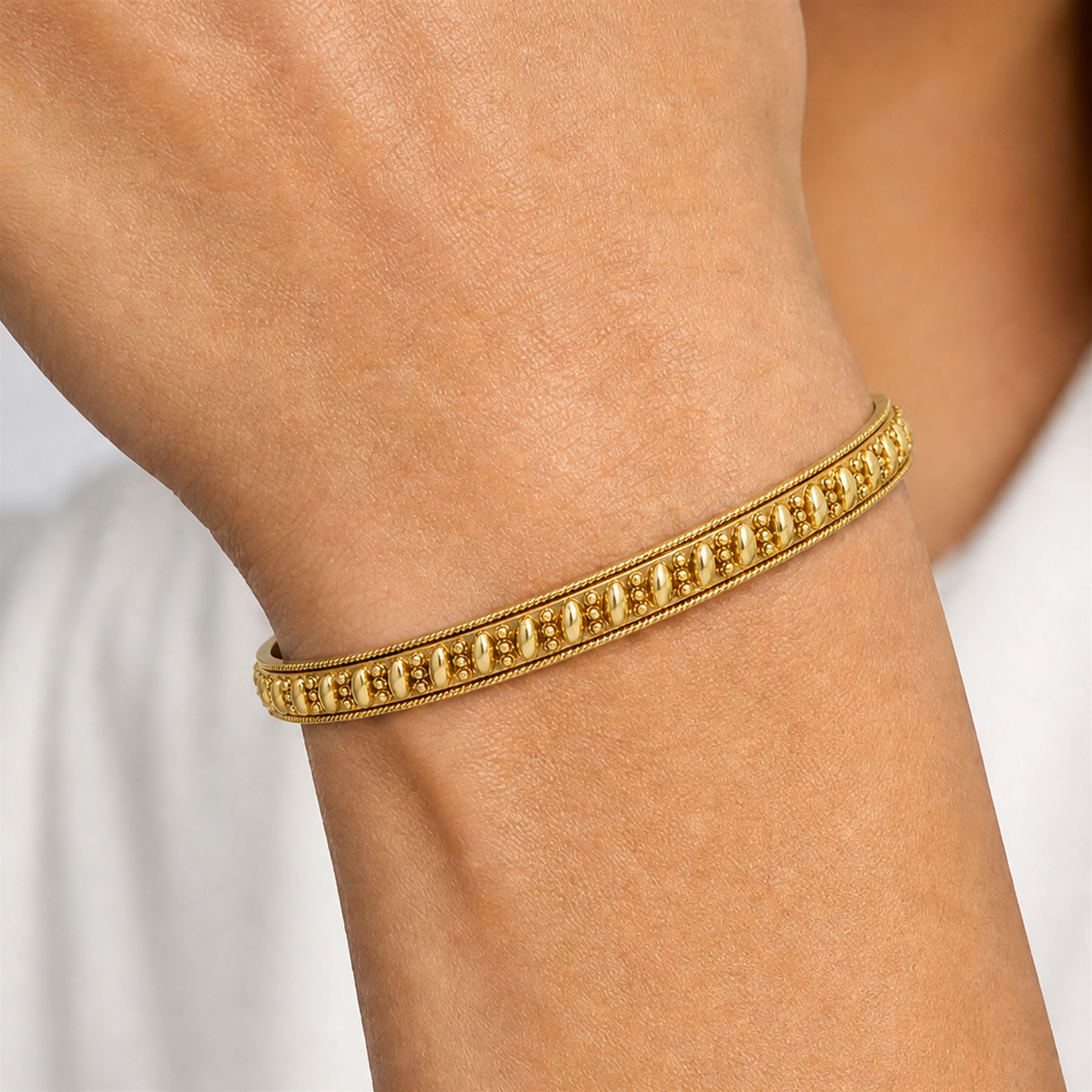 14ct gold hinged bangle, with beaded and rope twist decoration, London import mark 1989