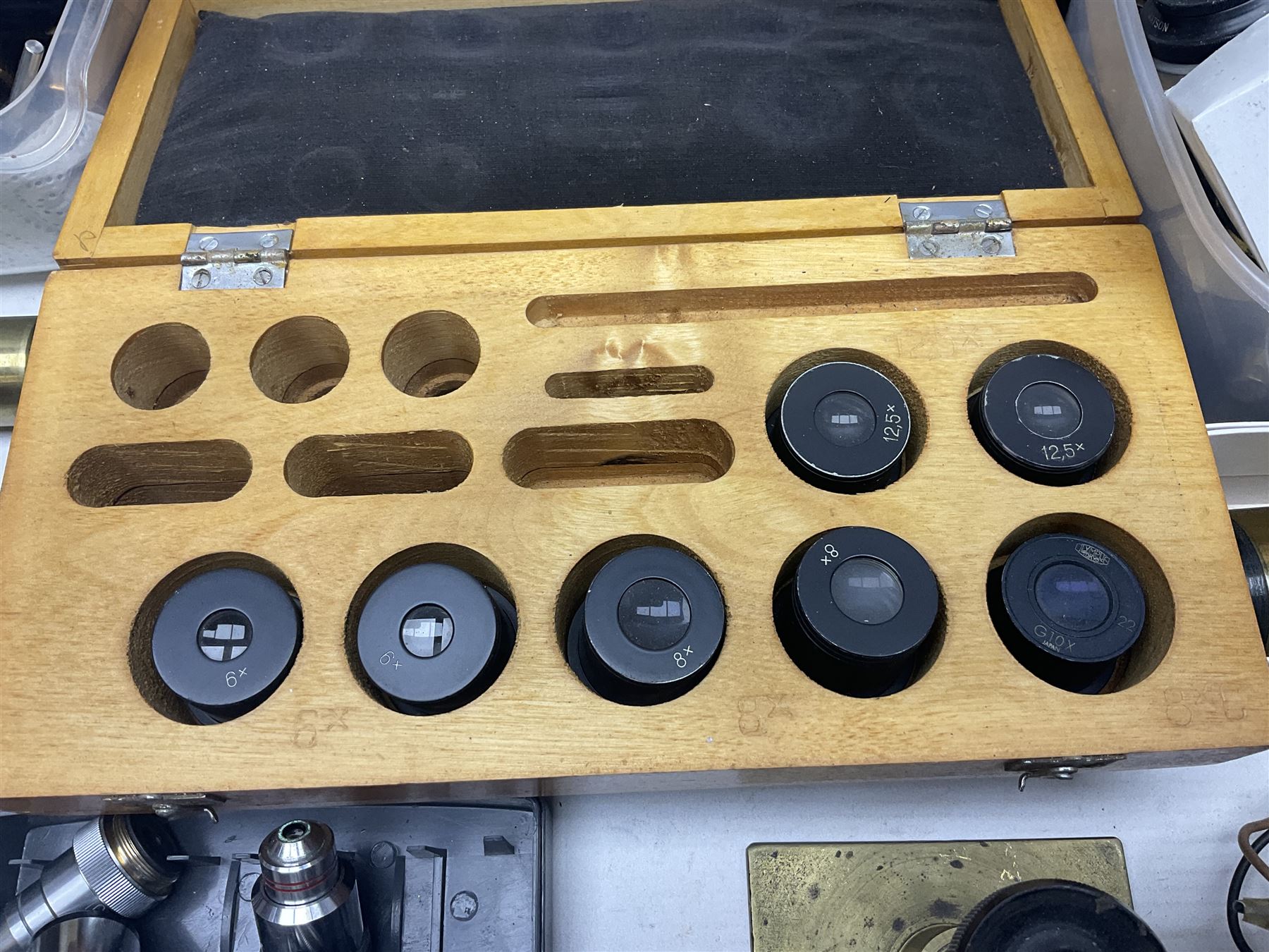 Large collection of microscope lenses, for various microscopes 