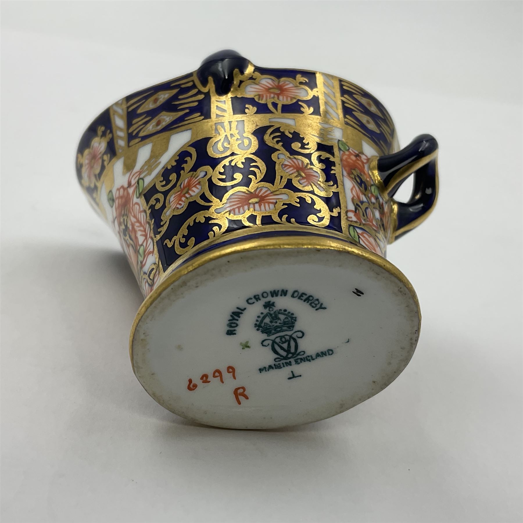 Group of Crown Derby and Royal Crown Derby Imari pattern miniatures, including mid 19th century Stevenson and Hancock cauldron, with painted mark beneath, H5.5cm, a near pair of early Royal Crown Derby scuttles, decorated in the 6299 pattern, each with printed and painted marks beneath including illustration date codes for 1913 and 1922, tallest 6.5cm, and a further early 20th century Royal Crown Derby scuttle, decorated in the 6299 pattern, with printed and painted marks beneath including illustration date code for 1922, H5.5cm, (4)
