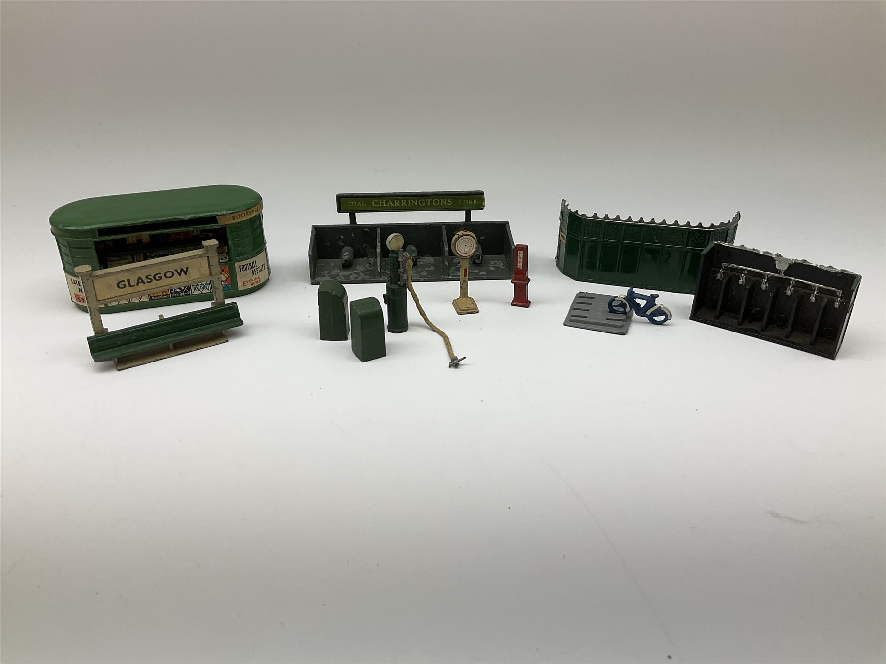 Hornby Dublo/Dinky etc - quantity of accessories including two blister packed 5037 Lineside Notices; Urinal; Book Kiosk; Coal Store; Destination Board/Seat; twelve road signs/traffic lights; ten advertising hoardings; boxed gradient and mile posts; boxed 1575 Lighting Kit; trackside signs, assorted luggage etc