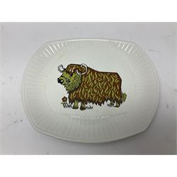 Set of Six Washington pottery fish series plates, titled Aquarius, together with two Ironstone pottery Beefeater plates, L28cm, H24cm