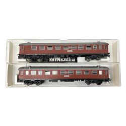 Fleischmann 'H0/00' gauge - two Stockholm coaches in hard plastic boxes; another similar unboxed coach; and two other unboxed coaches (5)