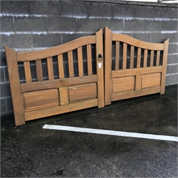 Pair 5' wooded driveway gates with two posts (W20cm, H240cm, D20cm)