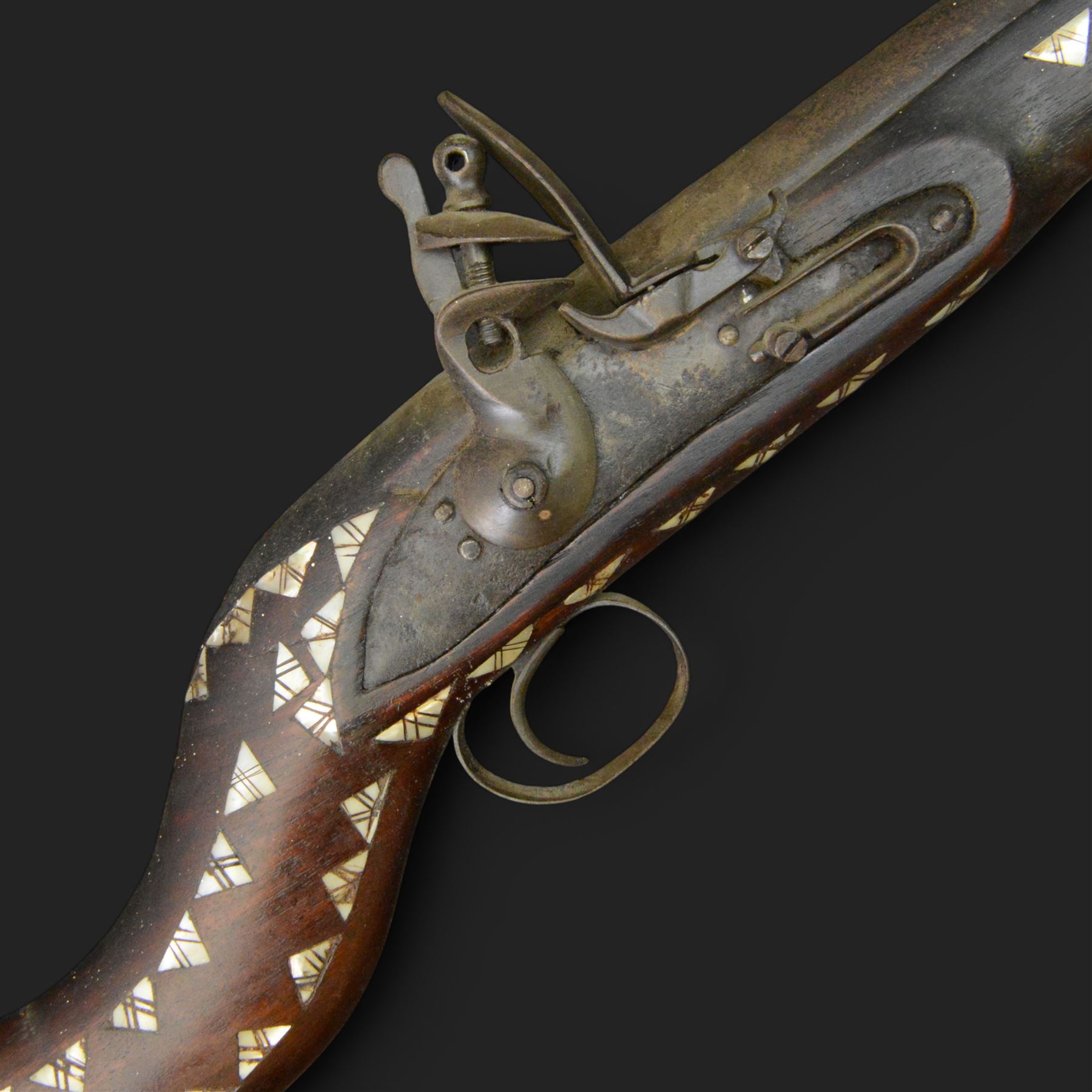 Indian Jezail style flintlock blunderbuss with 61cm bell mouth blunderbuss barrel with engraved floral design, the butt with mother of pearl triangular inlays, overall L97cm
