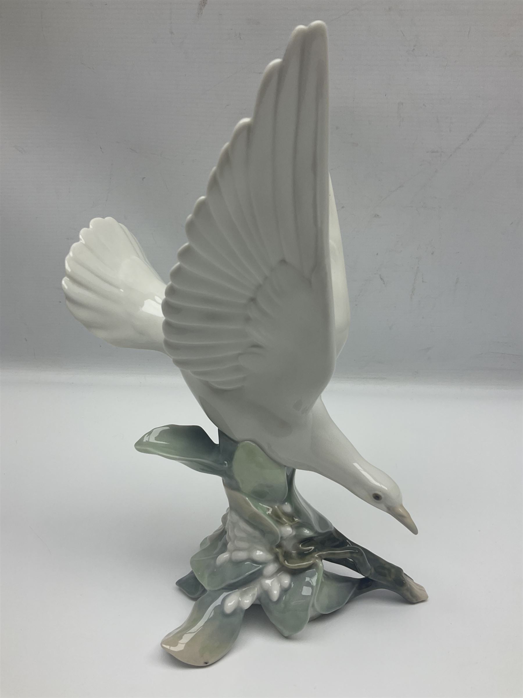 Lladro Turtle dove, together with six Lladro geese, and five other geese figures  