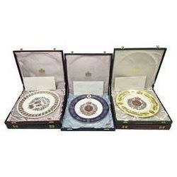 Five Spode Mulberry Hall limited edition Regimental commemorative plates - Parachute Regiment No.51/500; Gloucestershire Regiment No.38/500; Duke of Wellington's Regiment No.285/500; Royal Welch Fusiliers No.40/500; and Green Howards No.213/500; all boxed with certificates (5)