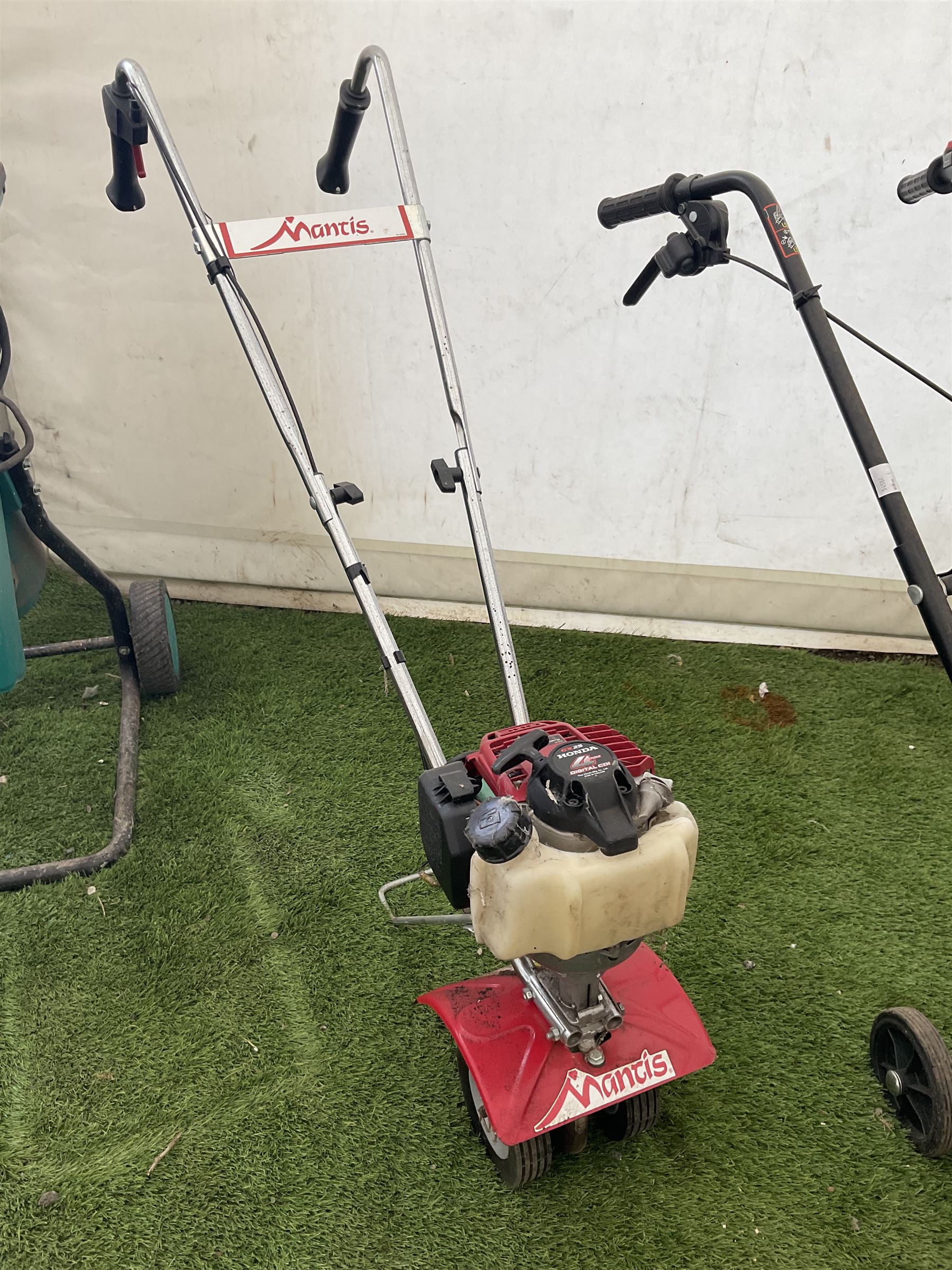 Mantis garden tiller, Honda GX25 engine Garden, Home & Commercial Assets