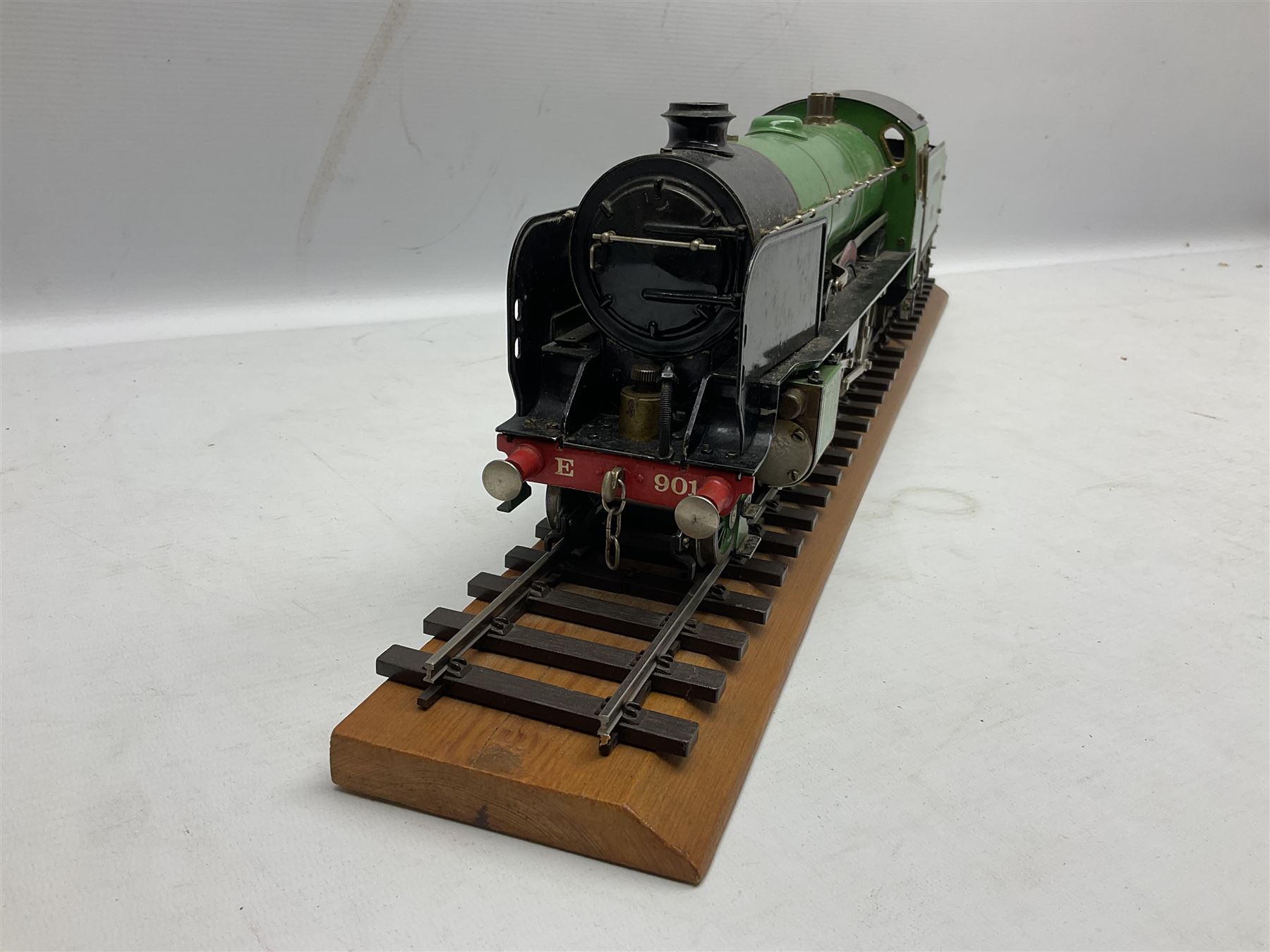 Gauge I - Aster live steam Southern Railway 4-4-0 Schools Class locomotive 'Winchester' No.901 with six-wheel tender; twin outside cylinders, smoke deflectors and spirit burner fed from tender tank, with Aster serial no. 6141167 between the wheels (2)