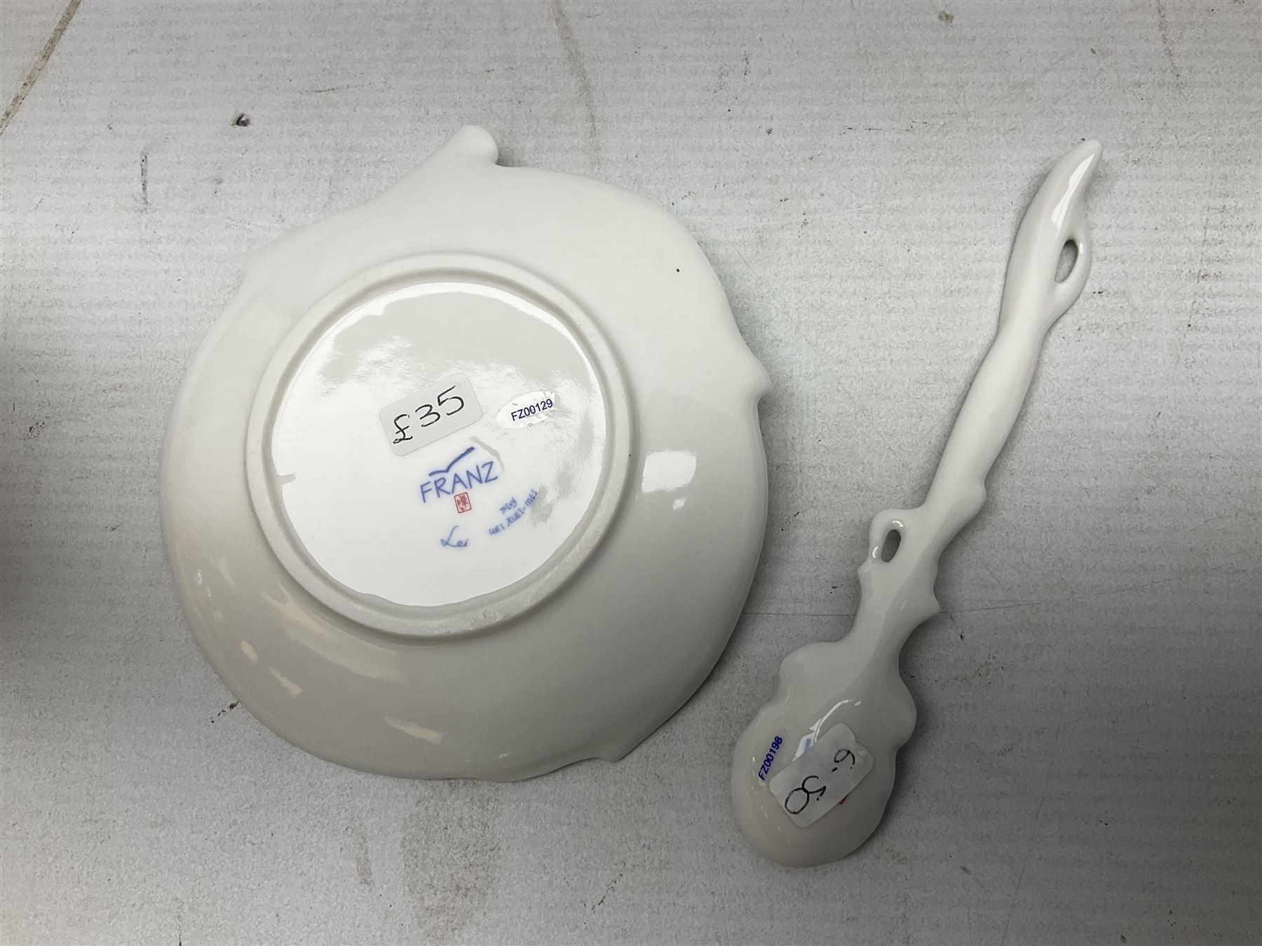 Five Franz teacups and saucers comprising Hummingbird FZ00129, Bluebell FZ00875, Dragonfly FZ00028, Butterfly XP1693 and Daisy FZ00793, together with Hummingbird spoon, all boxed (6)