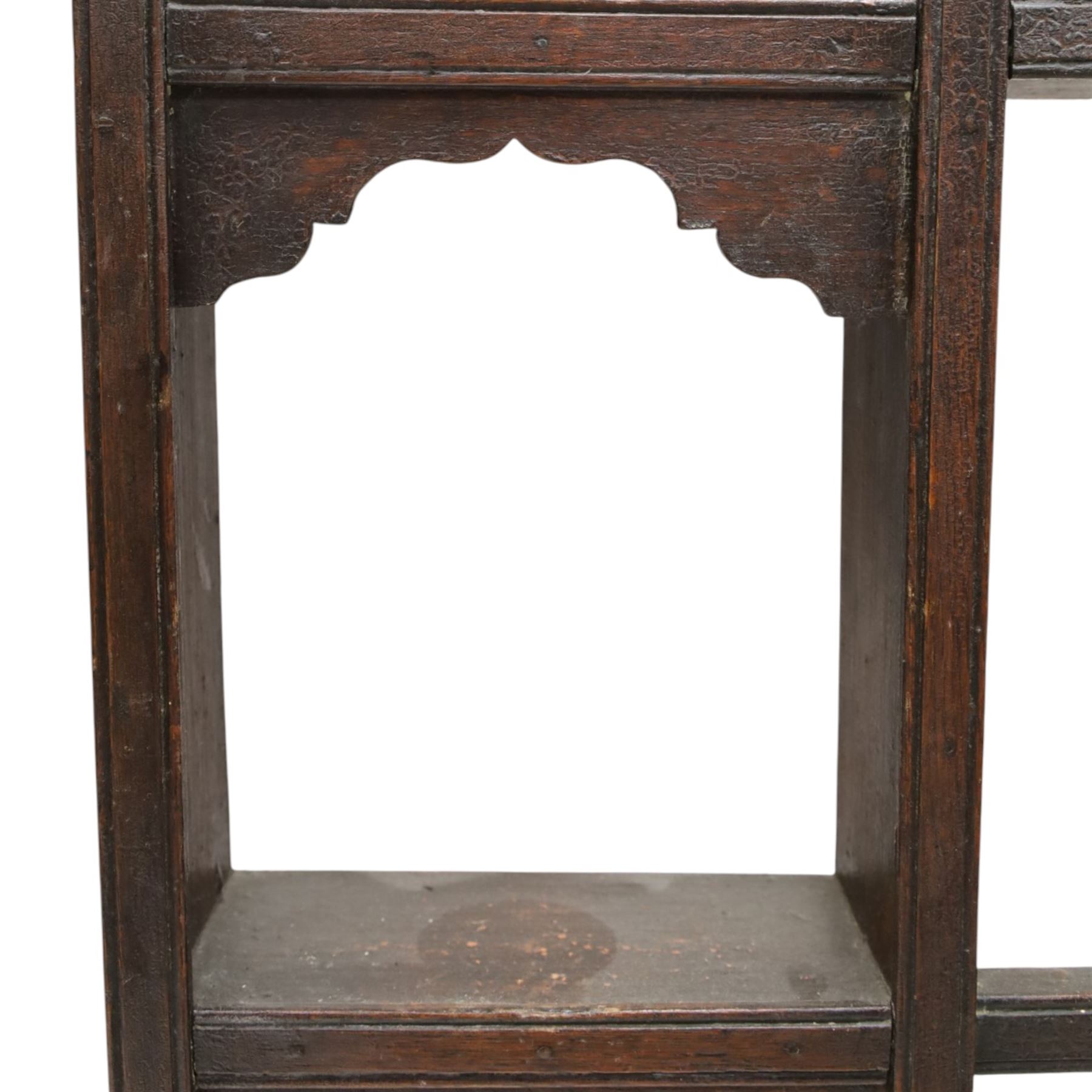 Georgian oak plate rack, moulded and dentil cornice over shaped frieze, fitted with open shelves and narrow side compartments with shaped aprons