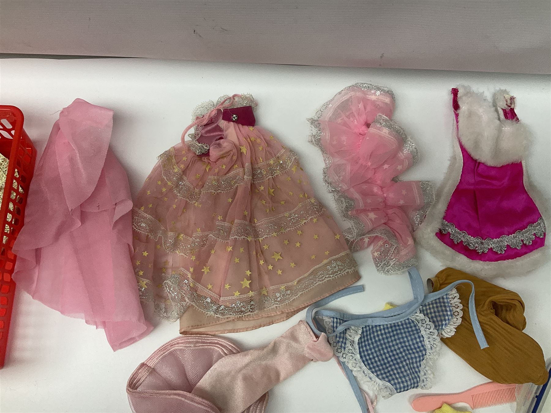 Sindy - ten 1980s 033055X dressed fashion dolls; together with a quantity of loose clothing, shoes and other accessories