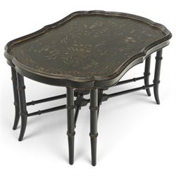 Ethan Allen - Victorian design black lacquered and parcel-gilt papier-mâché style coffee table, shaped rectangular tray top decorated with traditional chinoiserie gilt patterns and border, raised on ring-turned simulated bamboo supports united by double X-stretcher
