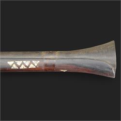 Indian Jezail style flintlock blunderbuss with 61cm bell mouth blunderbuss barrel with engraved floral design, the butt with mother of pearl triangular inlays, overall L97cm