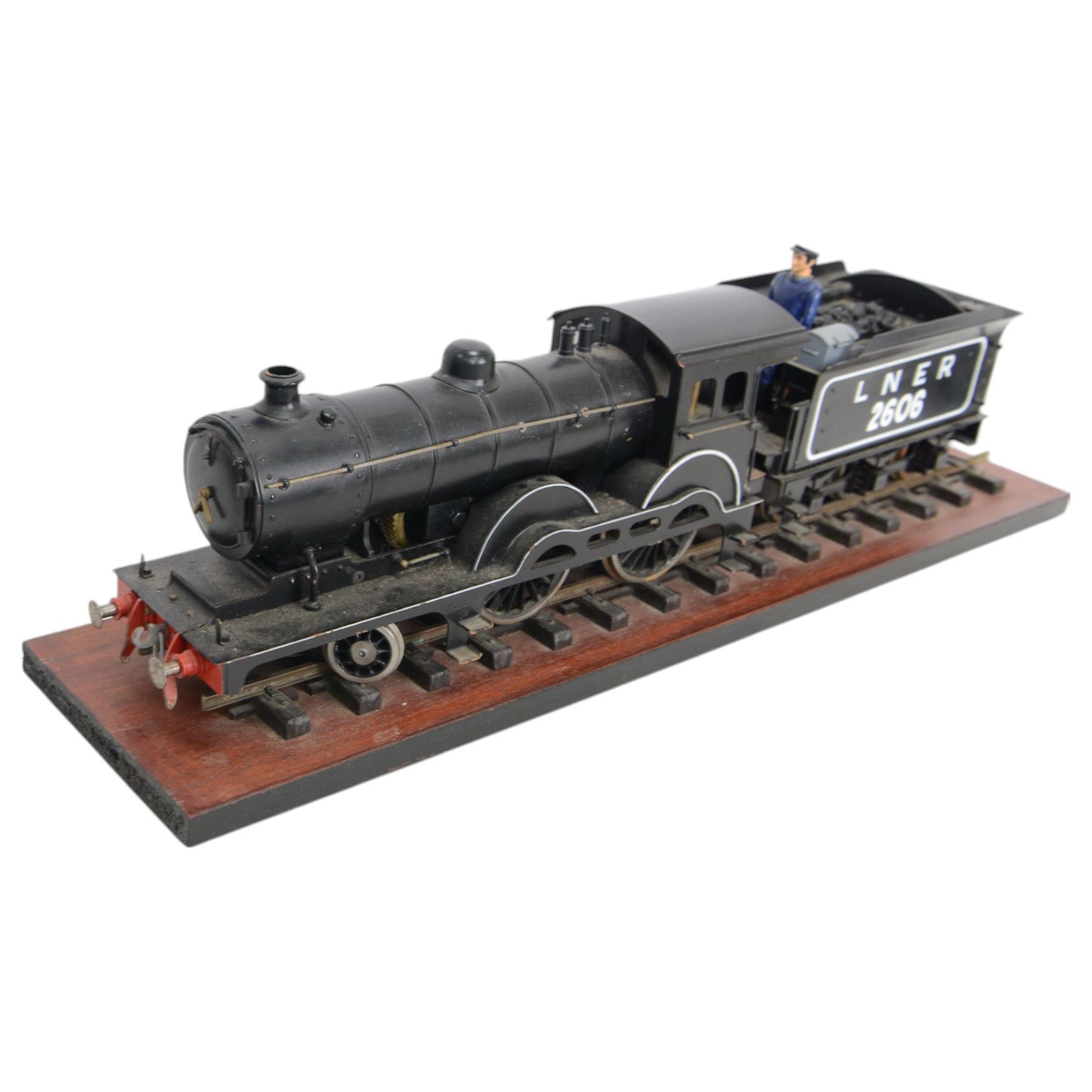 Kit-built Gauge 1 remote controlled 4-4-0 locomotive and tender no. 2606 in LNER black, on wooden plinth