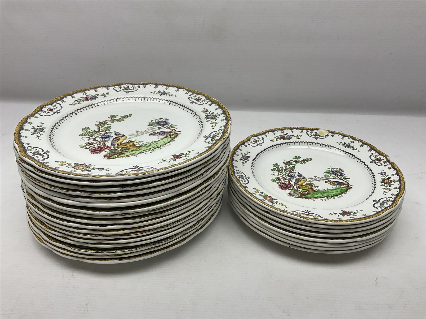 Copeland Spode Chelsea pattern part dinner service, to include seventeen dinner plates, eight side plates, Fifteen soup bowls in two sizes, meat platter etc (53)
